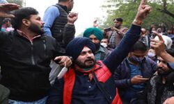 सिद्धू ने केजरीवाल के आवास के बाहर किया प्रदर्शन सिद्धू ने केजरीवाल के आवास के बाहर किया प्रदर्शन