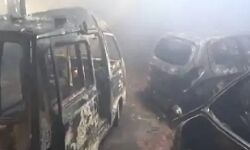 पार्किंग हॉल में लगी आग में जलकर दर्जनों गाड़ियां हो गई राख