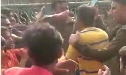 हत्या के संदिग्ध पर मारपीट को टूटी भीड़ का खाकी के ऊपर उतारा गुस्सा हत्या के संदिग्ध पर मारपीट को टूटी भीड़ का खाकी के ऊपर उतारा गुस्सा