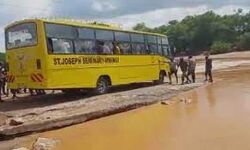 दुर्घटना- नदी में गिरी बस दर्जनों लोगो की मौत