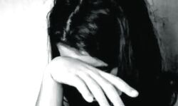 खाने में पीरियड्स का खून मिलाकर देती है पत्नी