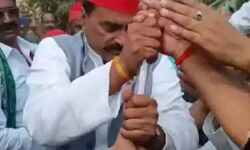 सीओ से लाठी छीनने वाले सपा विधायक समेत कई के खिलाफ मुकदमा दर्ज सीओ से लाठी छीनने वाले सपा विधायक समेत कई के खिलाफ मुकदमा दर्ज