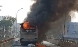 सवारियों को लेकर दौड़ रही जनरथ बस बनी आग का गोला-कराई सडक खाली सवारियों को लेकर दौड़ रही जनरथ बस बनी आग का गोला-कराई सडक खाली