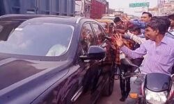 गोविंदा के जाम में फंसने से आई लोगों की मौज-खूब मिलाया हाथ,ली सेल्फियां गोविंदा के जाम में फंसने से आई लोगों की मौज-खूब मिलाया हाथ,ली सेल्फियां