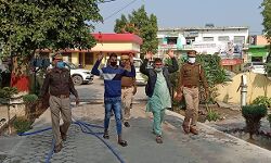 हाथ उठाकर तौबा करते हुए थाने पहुंचे दो आरोपी