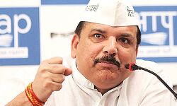 बोले संजय सिंह- नेत्रहीन को भी चश्मदीद बना देती है बाबा की पुलिस