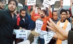 थूक लगाकर रोटी बनाने वाले का फूंका पुतला-रासुका लगाने की मांग थूक लगाकर रोटी बनाने वाले का फूंका पुतला-रासुका लगाने की मांग