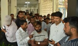 नवजात बच्ची की मौत पर अस्पताल में हुआ हंगामा नवजात बच्ची की मौत पर अस्पताल में हुआ हंगामा