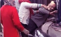 शराबी जेठ को बहुओं ने गली में दौड़ाया और चप्पलों से कूटा-वीडियो वायरल शराबी जेठ को बहुओं ने गली में दौड़ाया और चप्पलों से कूटा-वीडियो वायरल