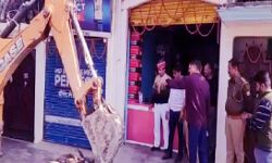 माफिया के सहयोगियों पर फिर चला सरकार का बुलडोजर