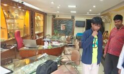 राजधानी में दिनदहाड़े ज्वैलरी शॉप में सोने एवं नगदी की लूट राजधानी में दिनदहाड़े ज्वैलरी शॉप में सोने एवं नगदी की लूट