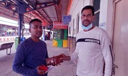 हजारों की नगदी पर भी नहीं डोला रेलकर्मी का ईमान और लौटा दिया.. हजारों की नगदी पर भी नहीं डोला रेलकर्मी का ईमान और लौटा दिया..