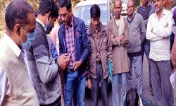 आंख में मिर्च डालकर पशु कारोबारी से स्कूटी समेत लाखों की लूट