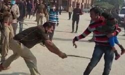 कर दी इंसानियत तार तार-गोद में रोता रहा बच्चा और पीटता रहा दारोगा कर दी इंसानियत तार तार-गोद में रोता रहा बच्चा और पीटता रहा दारोगा