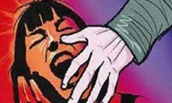 नशे में धुत रिक्शा चालक ने दोस्त की बेटी से किया दुष्कर्म-कर दिया ऐसा हाल नशे में धुत रिक्शा चालक ने दोस्त की बेटी से किया दुष्कर्म-कर दिया ऐसा हाल