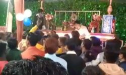 शादी के झगड़े का रिसेप्शन में लिया बदला-दुल्हन के भाई को पीटा शादी के झगड़े का रिसेप्शन में लिया बदला-दुल्हन के भाई को पीटा