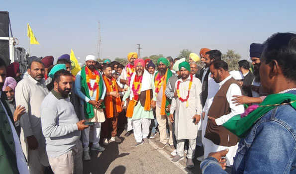 विजयी जश्न मनाते हुए घर लौटे आंदोलनकारी किसान