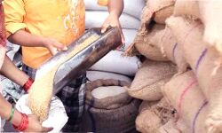 मुफ्त राशन की बयार के साथ बहेगी फ्री नमक तेल व साबुत चने की धारा मुफ्त राशन की बयार के साथ बहेगी फ्री नमक तेल व साबुत चने की धारा