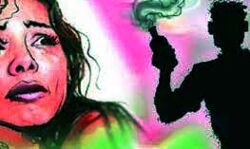 घर में सो रही महिला पर फेंका तेजाब-हालत गंभीर