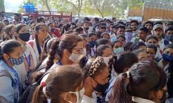 महिला की रेप के बाद हत्या से आक्रोशित छात्राओं ने घेरा SP दफ्तर महिला की रेप के बाद हत्या से आक्रोशित छात्राओं ने घेरा SP दफ्तर