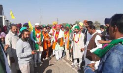 विजयी जश्न मनाते हुए घर लौटे आंदोलनकारी किसान विजयी जश्न मनाते हुए घर लौटे आंदोलनकारी किसान