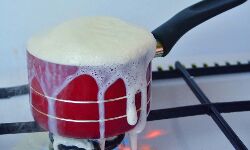 उबलते हुए दूध का भगोना गिरा- बालक बुरी तरह से झुलसा उबलते हुए दूध का भगोना गिरा- बालक बुरी तरह से झुलसा