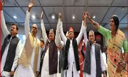 BJP और BSP विधायक पाला बदलकर हुए साइकिल पर सवार BJP और BSP विधायक पाला बदलकर हुए साइकिल पर सवार