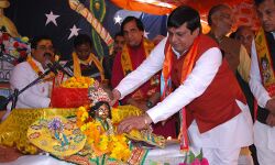 समाजसेवी मनीष चौधरी ने किया संगीतमय श्रीमदभगवद्गीता कथा का भव्य शुभारंभ समाजसेवी मनीष चौधरी ने किया संगीतमय श्रीमदभगवद्गीता कथा का भव्य शुभारंभ