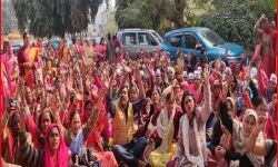 जिला मुख्यालय पर लगे मोदी योगी हाय हाय के नारे-किया घेराव जिला मुख्यालय पर लगे मोदी योगी हाय हाय के नारे-किया घेराव