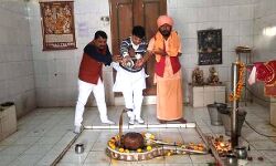 मंत्री कपिल देव ने आशुतोष का जलाभिषेक कर मांगी देश विकास की मन्नत मंत्री कपिल देव ने आशुतोष का जलाभिषेक कर मांगी देश विकास की मन्नत