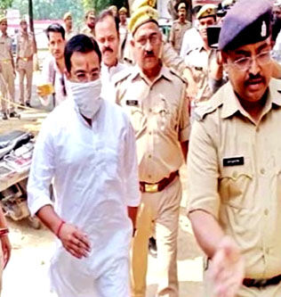 हत्या के आरोप में फंसे बेटे से मिलने को जेल पहुंचे गृह राज्य मंत्री