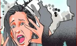 मोबाइल पर बात करना बंद किया तो शोहदे ने दो बहनों पर फेंक दिया तेजाब मोबाइल पर बात करना बंद किया तो शोहदे ने दो बहनों पर फेंक दिया तेजाब