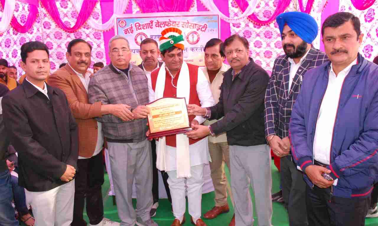 प्रतिभा सम्मान समारोह में समाजसेवी मनीष चौधरी को किया सम्मानित