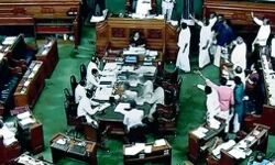 लखीमपुर हिंसा-संसद में हंगामा, गृहराज्यमंत्री के इस्तीफे की मांग लखीमपुर हिंसा-संसद में हंगामा, गृहराज्यमंत्री के इस्तीफे की मांग