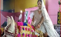 दुल्हन की ग्रैंड एंट्री-घोड़ी पर बैठकर अपने दूल्हे को लेने पहुंची दुल्हन दुल्हन की ग्रैंड एंट्री-घोड़ी पर बैठकर अपने दूल्हे को लेने पहुंची दुल्हन