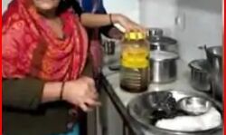 थाल सजाने के बाद दीये जलाकर पति के स्वागत को बेकरार है राकेश की पत्नी थाल सजाने के बाद दीये जलाकर पति के स्वागत को बेकरार है राकेश की पत्नी