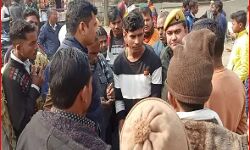 चौराहे पर सवारी उतारने से मना करने पर यातायात होमगार्ड से भिड़ा चालक