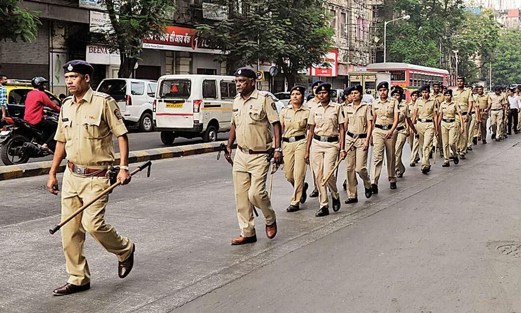 पुलिस पर हमला करने का मामला हजारों लोगों पर दर्ज