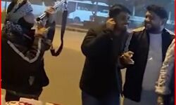 बाइक के बाद बीच सडक कार के बोनट पर कटा बर्थडे केक-धड़ाधड़ फायरिंग बाइक के बाद बीच सडक कार के बोनट पर कटा बर्थडे केक-धड़ाधड़ फायरिंग