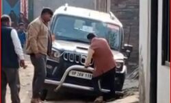 विकास की बात करके लौट रहे बीजेपी विधायक की कार नाले में घुसी विकास की बात करके लौट रहे बीजेपी विधायक की कार नाले में घुसी