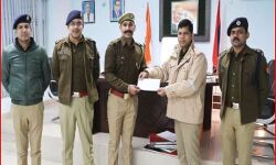 परेड में सिपाही की तनी हुई मूंछों पर SSP ने दिया ईनाम-की प्रशंसा परेड में सिपाही की तनी हुई मूंछों पर SSP ने दिया ईनाम-की प्रशंसा