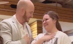 व्यक्ति ने महिला वेटर को दी तीन लाख की टिप व्यक्ति ने महिला वेटर को दी तीन लाख की टिप