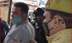 कुर्की शुरू होते ही बिल से बाहर निकल आया फरार कबाड़ी-किया गिरफ्तार कुर्की शुरू होते ही बिल से बाहर निकल आया फरार कबाड़ी-किया गिरफ्तार