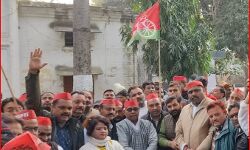 सपा नेताओं के यहां इंकम टैक्स की रेड के विरोध में सड़क पर उतरे कार्यकर्ता