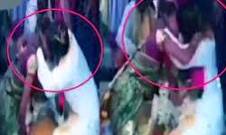 मंडप में दूल्हा और दुल्हन कर रहे एक-दूसरे को KISS, देखें वीडियो