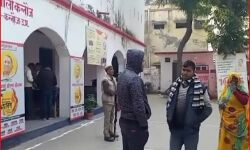 कार सवार बदमाशों ने ई-रिक्शा चालक को भी नहीं छोड़ा-की लूटपाट