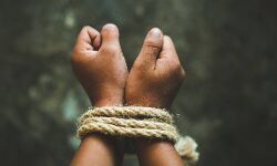 व्यक्ति ने दो महिलाओं को बनाया बंधक व्यक्ति ने दो महिलाओं को बनाया बंधक