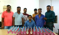 अवैध शराब के साथ 5 महिलाएं समेत 10 लोगो को किया अरेस्ट अवैध शराब के साथ 5 महिलाएं समेत 10 लोगो को किया अरेस्ट