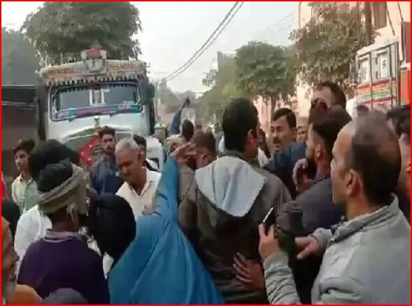 दबिश देने गई पुलिस पर भीड़ का हमला-जान बचाकर भागे पुलिसकर्मी