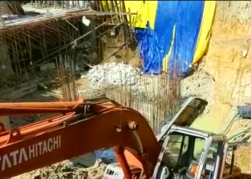 निर्माणाधीन मकान की अचानक गिरी दीवार, एक की मौत, 3 घायल निर्माणाधीन मकान की अचानक गिरी दीवार, एक की मौत, 3 घायल